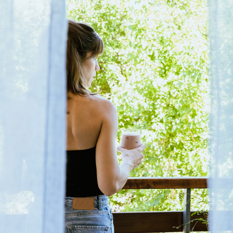 In che modo l'assunzione di proteine influisce sul sonno?