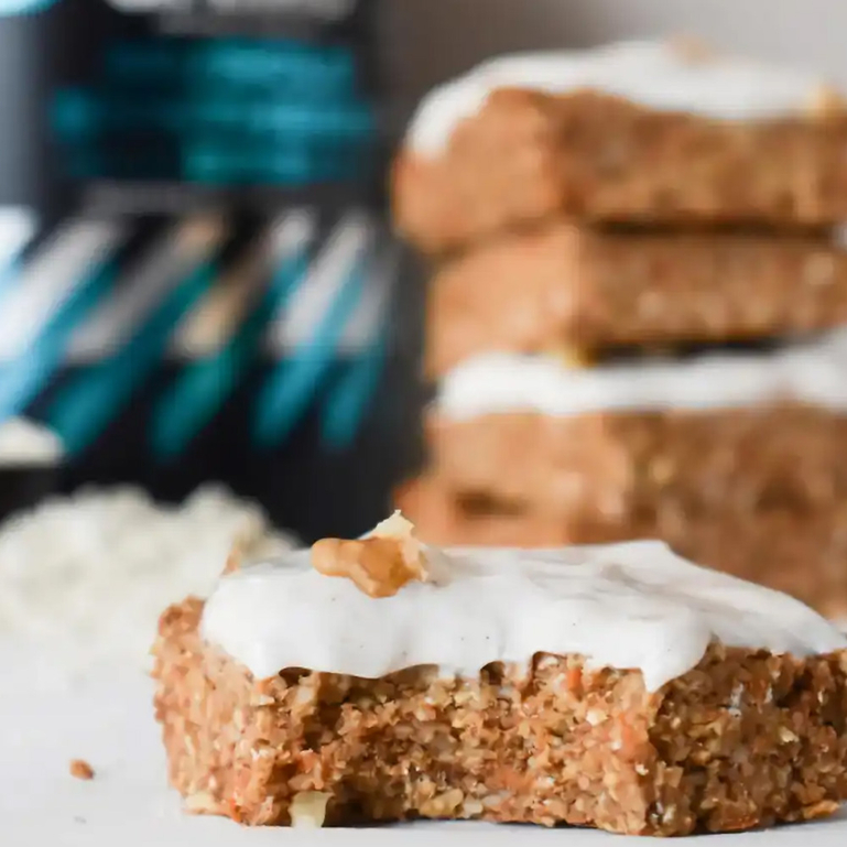 Rüeblikuchen-Proteinriegel mit AMINO ANIMO Muscle Synthesis