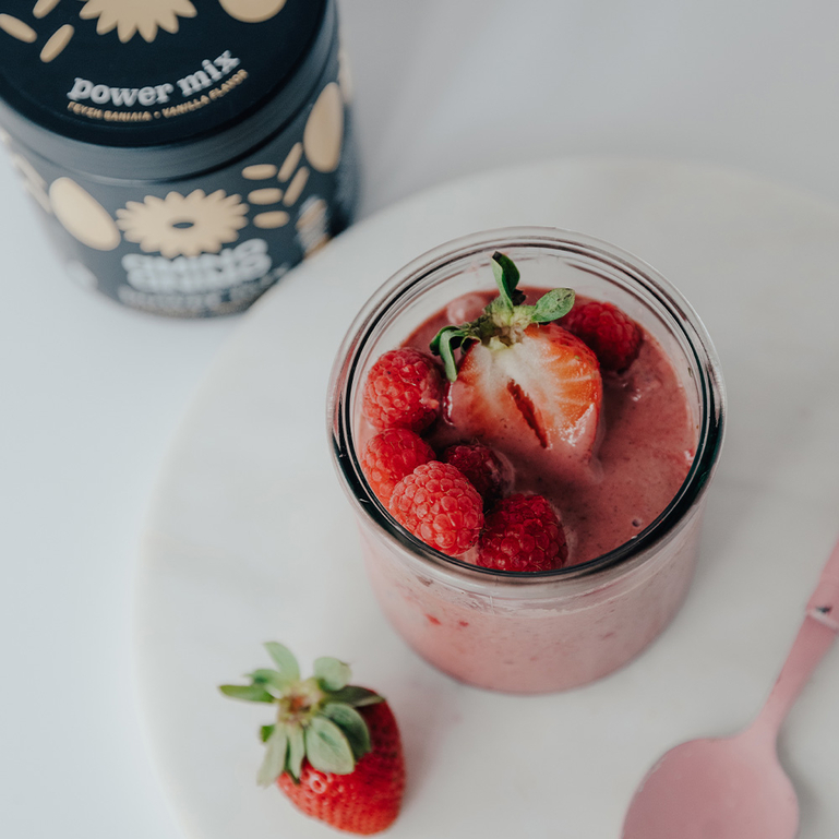 Smoothie Bowl mit Waldfrüchten und AMINO ANIMO Power Mix Vanilla Protein